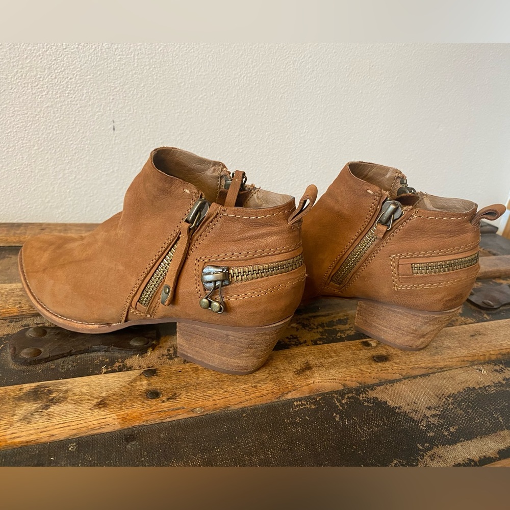 Dolce Vita camel colored ankle zip booties/ 7.5